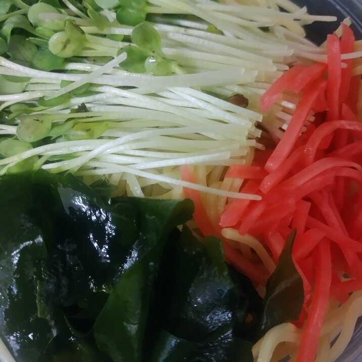 わかめとかいわれ大根と紅しょうがの冷やし中華